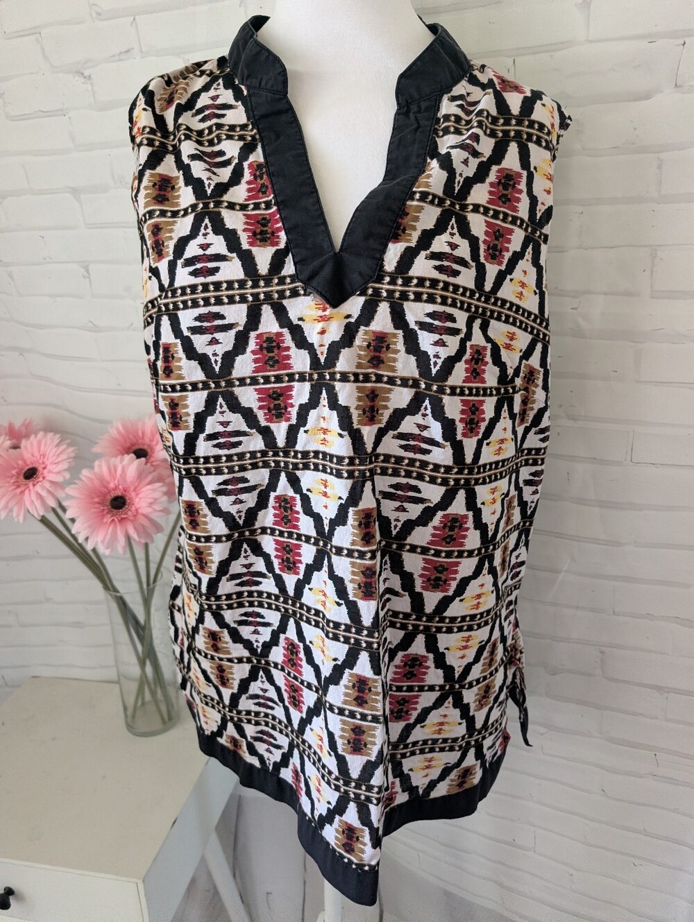 Signature by Larry Levine Sleeveless Geometric Print V-Neck Top